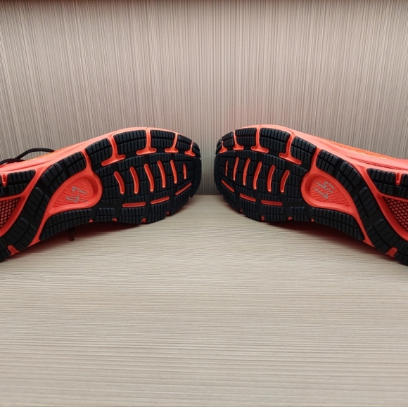 Mens 15 BRAND NEW (without ths box) Orange Under Armour HOVR sneakers. - Picture 4 of 4